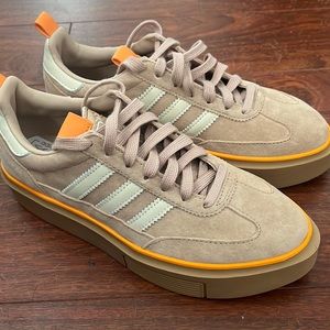 ADIDAS SLEEK women’s sneakers NEVER WORN pink/taupe 6 1/2
*** BRAND NEW ***